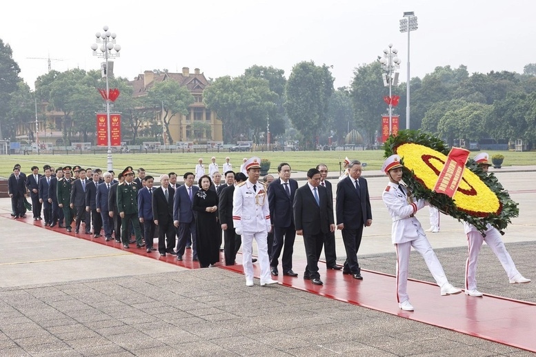 Senior leaders pay tribute to war martyrs, President Ho Chi Minh